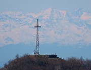 50 Maxi zoom sulla croce del Canto alto (1146 m) che si stagglia sullo sfondo delle Alpi innevate